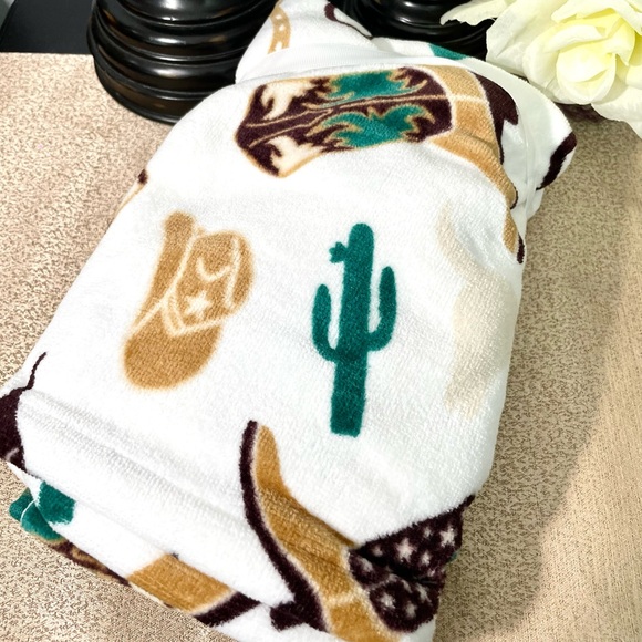 NWT Set of 2 Western Cowboy Boots/Cactus Bathroom Hand Towels - Picture 2 of 6